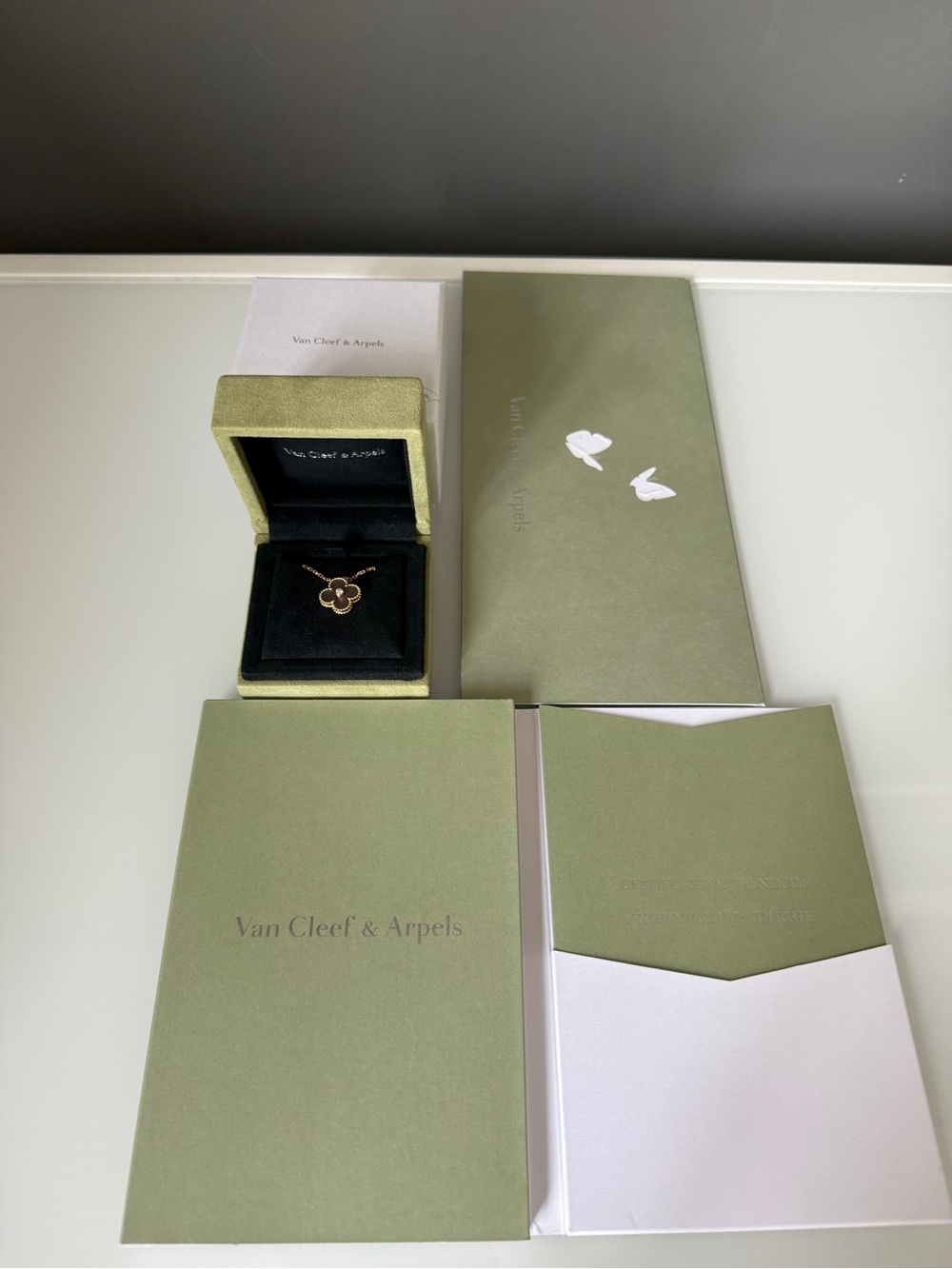 VAN CLEEF & ARPELS HOLIDAY 2023 OBSIDIAN VINTAGE ALHAMBRA PENDANT NECKLACE - Picture 2 of 6